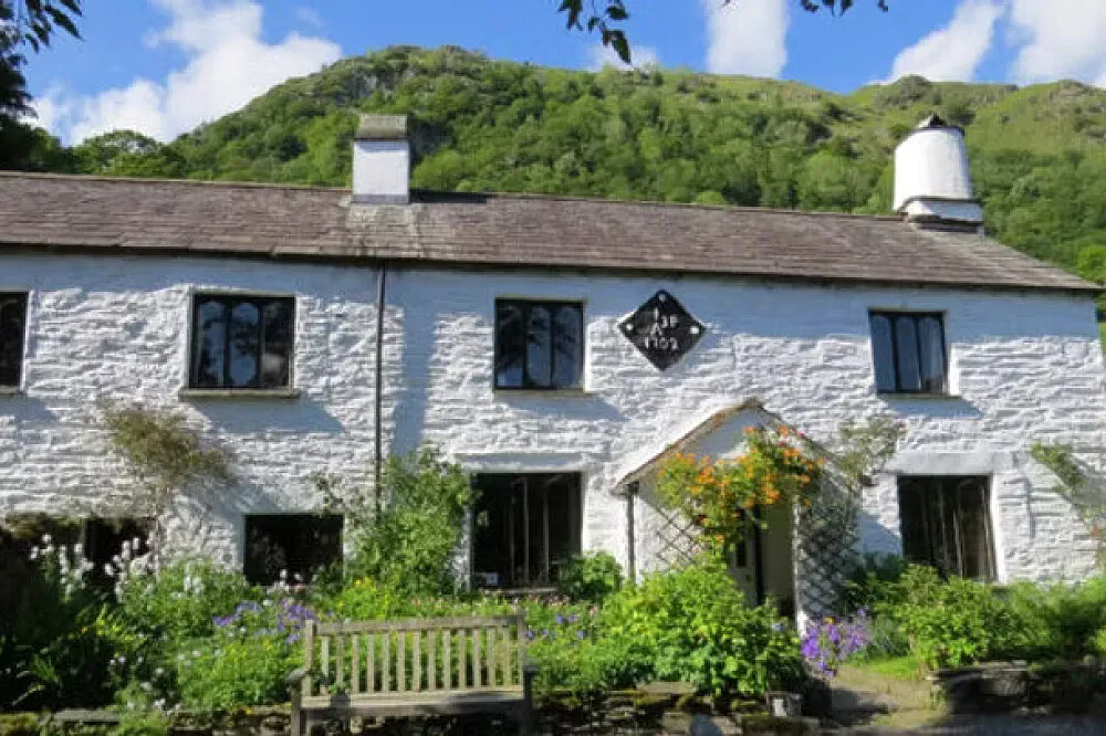 Nab Cottage — Nab Cottage is situated in the heart of the Lake District National Park, an area renowned for its breathtaking natural beauty. The cottage overlooks Rydal Water and is enveloped by hills, providing a tranquil and inspiring backdrop. Guests can explore numerous walking trails directly from the property, leading to waterfalls, caves, valleys, mountains, and rivers.