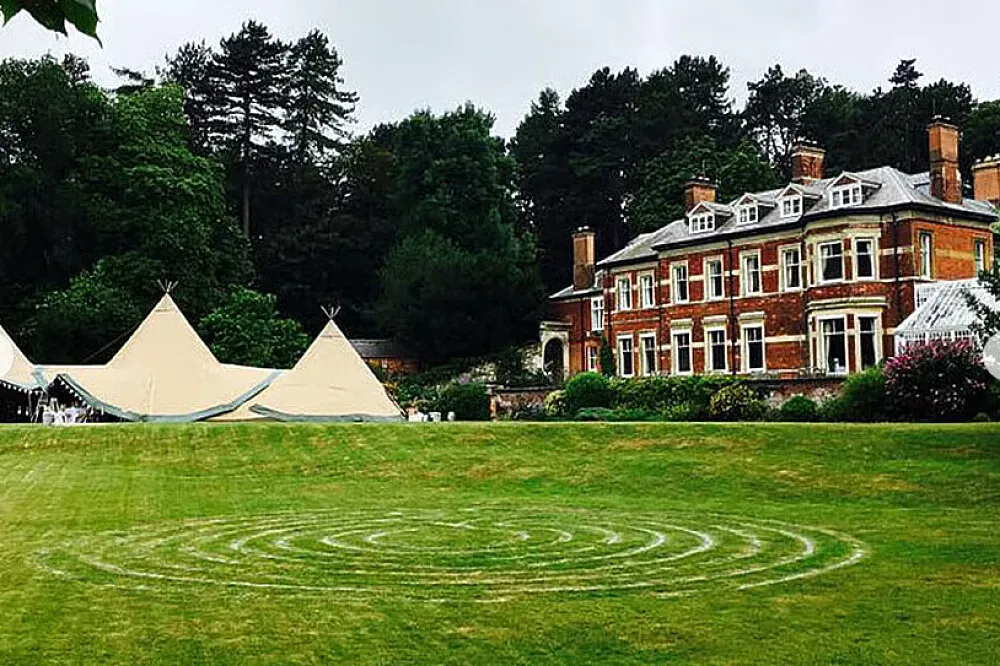 Nanpantan Hall — The center occupies Nanpantan Hall, a grand building constructed in the 1870s, set within 30 acres of grounds. This historic backdrop provides a tranquil and established atmosphere, far removed from the bustle of modern life, inviting contemplation amidst its storied past.