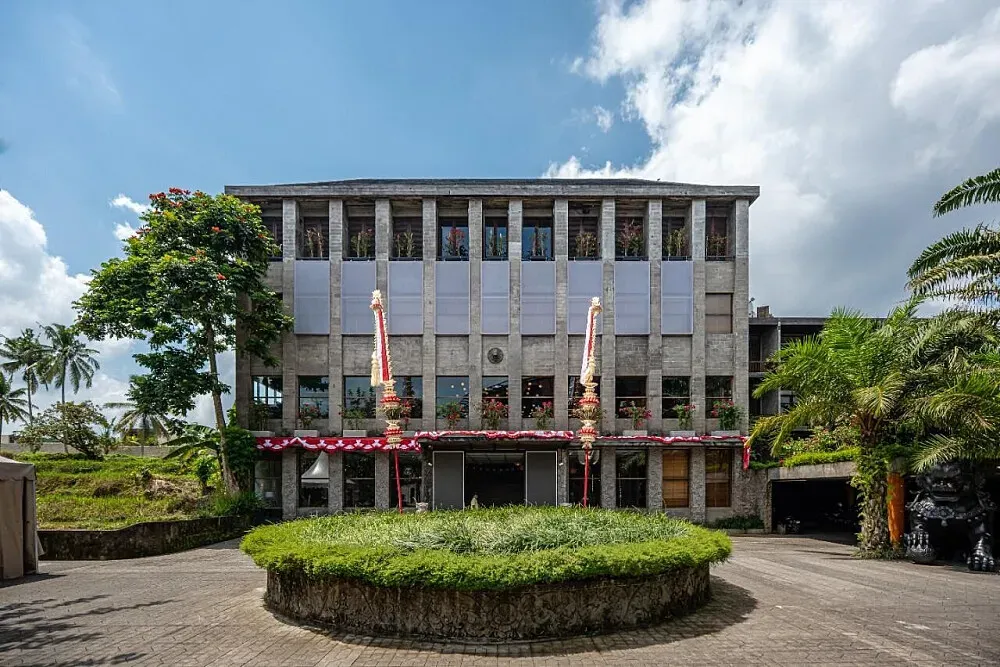 Onyx Park Resort — set within the vibrant, green landscapes of Ubud, Bali, the resort offers a peaceful haven. The atmosphere is one of understated luxury and calm, surrounded by the natural beauty that defines this spiritual heartland of Bali.