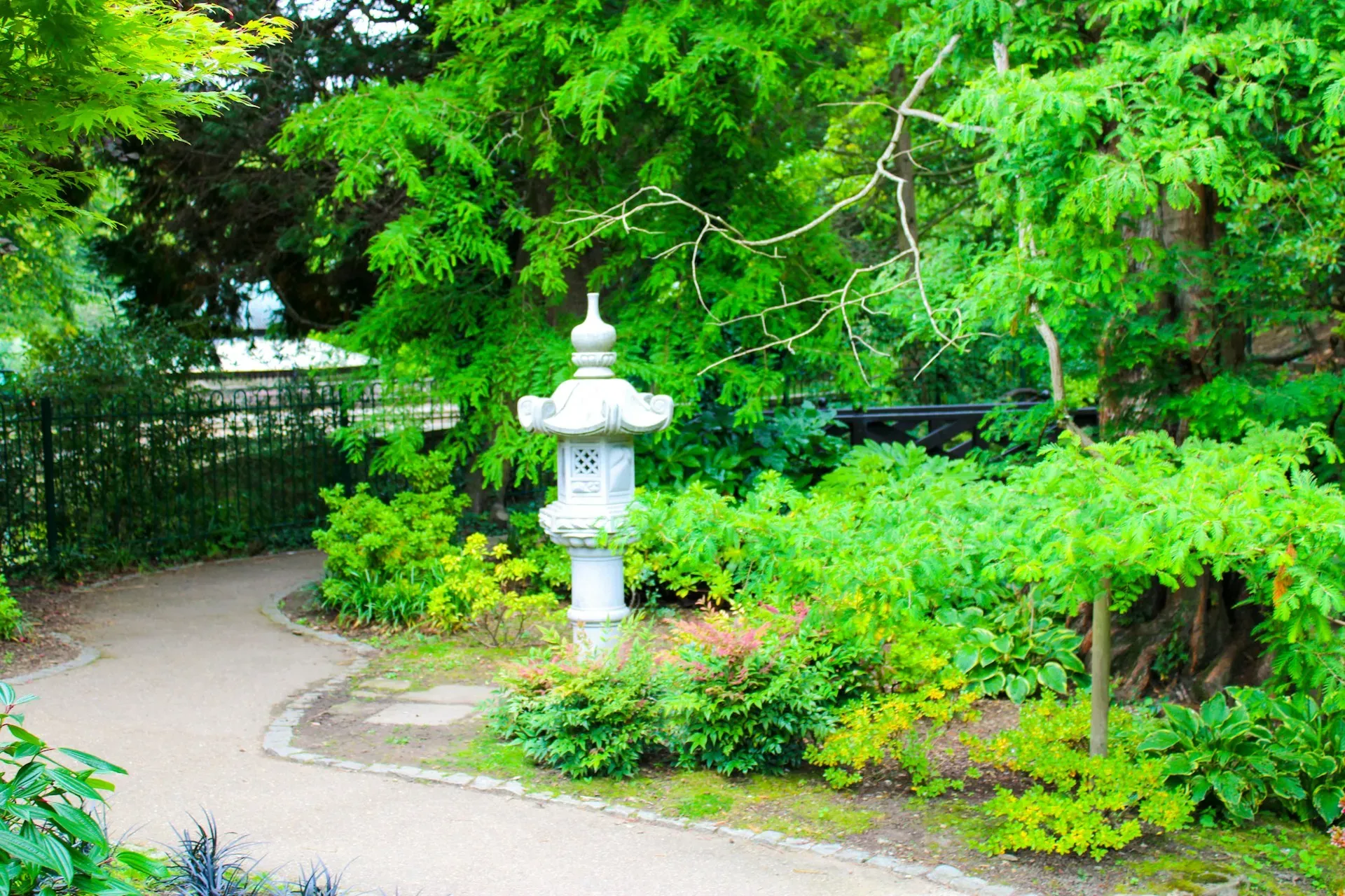 Palace Hotel Buxton — Located in the heart of Buxton, this grand hotel provides a stately and comfortable atmosphere. The surrounding town offers charming gardens and other attractions, blending urban convenience with opportunities for peaceful strolls.