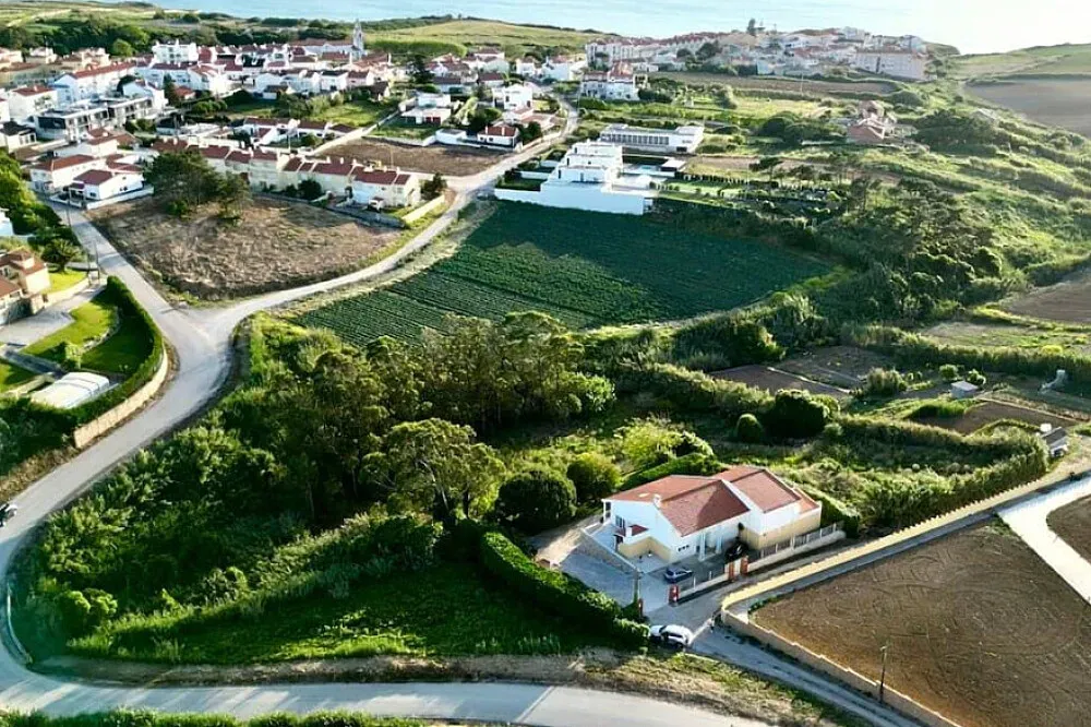 People Ocean — The center is located in Atouguia da Baleia, a coastal parish in Portugal. While specific details about the immediate surroundings are not provided, the name "People Ocean" suggests a connection to the sea and perhaps a tranquil, natural environment.