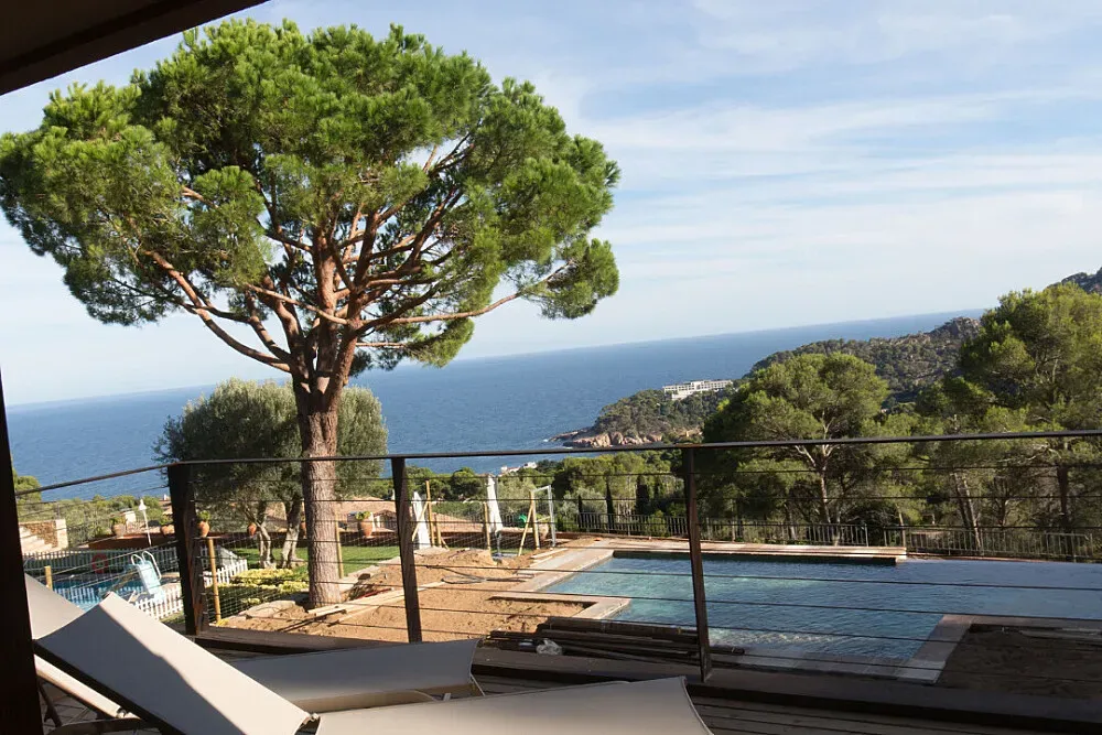 Pi Blau — The center is situated in the picturesque region surrounding Barcelona, offering a tranquil escape from urban life. While specific details about the immediate landscape are not provided, the general area is known for its Mediterranean charm, combining coastal beauty with rolling hills and lush greenery. Expect a peaceful atmosphere, ideal for contemplation and relaxation.