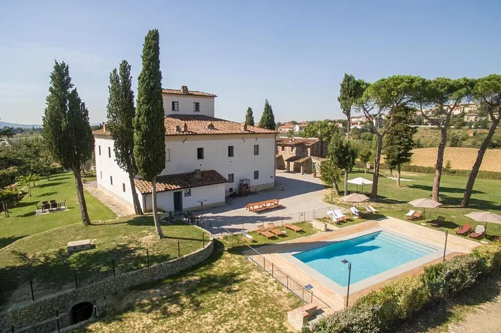 Podere S. Pietro — The resort is set in the heart of the green Tuscan countryside, specifically in Castiglion Fibocchi, about 12 km from Arezzo. The atmosphere is one of relaxing calmness, surrounded by rolling hills and natural beauty, providing an ideal backdrop for a peaceful getaway.