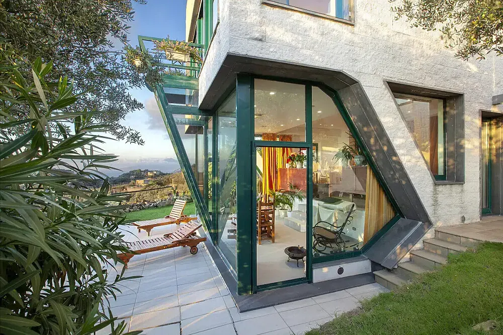 Private Villa in Massa Lubrense — Perched high above the shimmering Bay of Naples, the villa commands panoramic views of the sea and the dramatic coastline. The air is fresh, often carrying the scent of Mediterranean flora, and the atmosphere is one of profound tranquility. Guests can enjoy the beauty of Southern Italy from nearly every vantage point, making it an idyllic backdrop for reflection and relaxation.