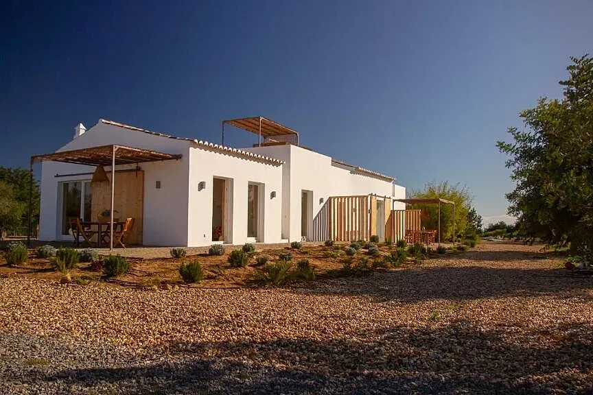 Quinta da Pintassilga — The center is situated within a sprawling 12-hectare estate, characterized by lush citrus groves and ancient carob and olive trees. This natural environment creates a quiet and relaxing atmosphere, well suited to those seeking a peaceful escape. The traditional elements scattered throughout the property hint at its rich history and connection to the land.