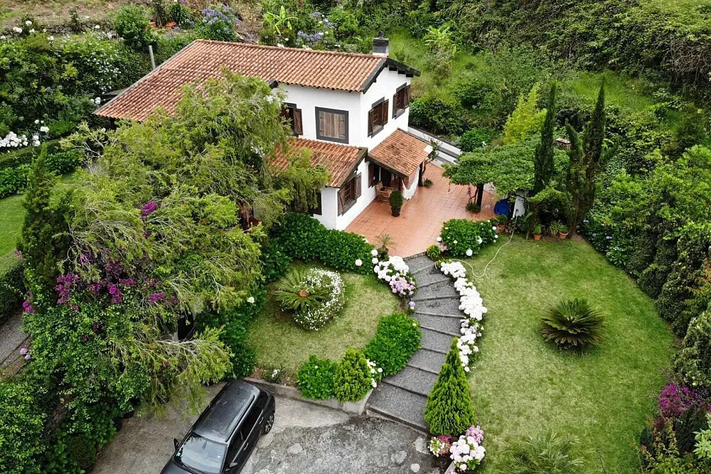 Quinta O Refúgio — The center is located in Sao Vicente, offering a tranquil and scenic environment. The villa itself provides a homey and comfortable atmosphere, designed to make guests feel at ease and relaxed.