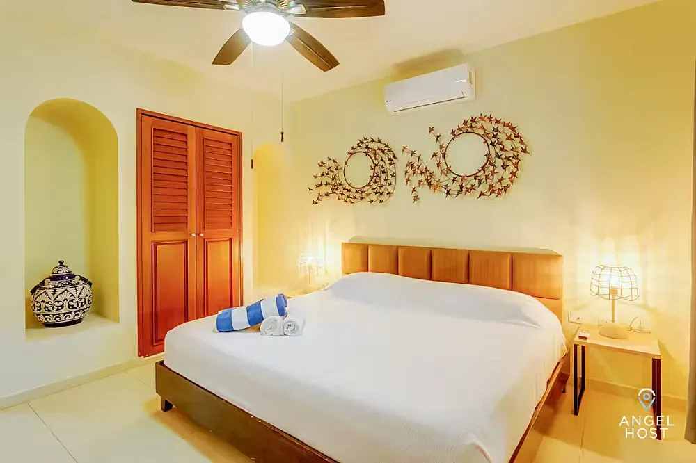 Raar Villa — Playa del Carmen offers a dynamic backdrop for Raar Villa, blending the lively atmosphere of a popular coastal town with opportunities for quiet introspection. Guests can enjoy the vibrant local culture and beautiful beaches while still finding a space for personal reflection.
