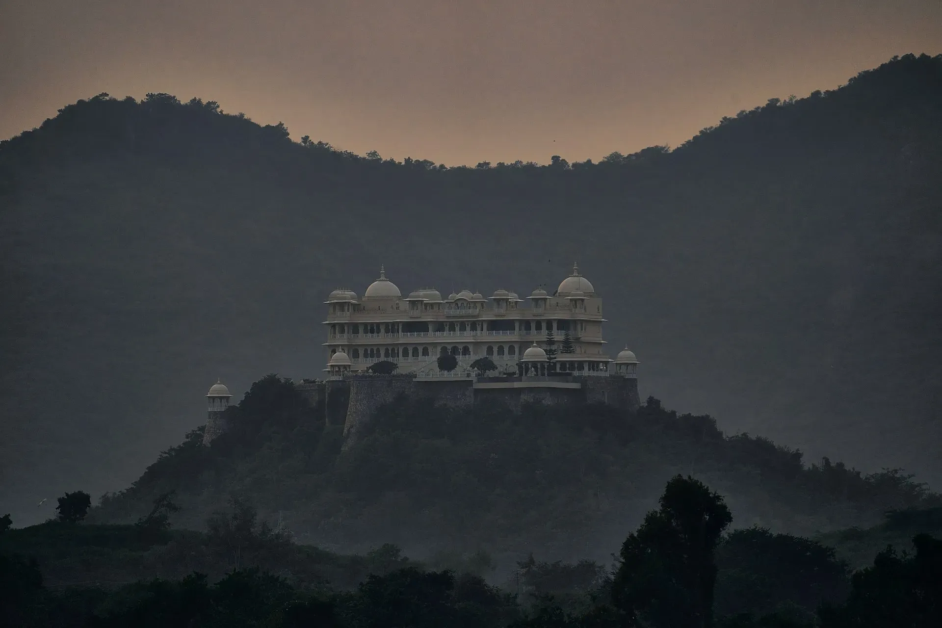 Raht Manmatha — The retreat is located in the quiet surroundings of Udaipur, offering a peaceful environment for guests. The natural energy of the area contributes to a calm and reflective atmosphere, designed to help visitors slow down and connect with themselves.