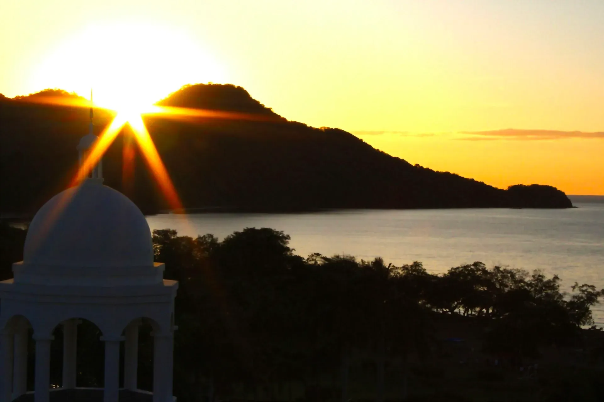 Rancho Rana Roja — The location in Savegre de Aguirre suggests a natural, possibly rural, setting. Expect a tranquil environment, likely surrounded by the sounds and sights of local flora and fauna, conducive to quiet contemplation.