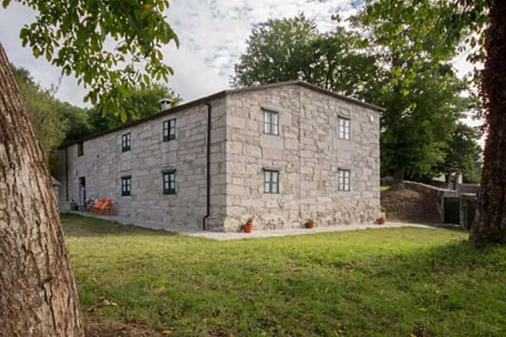 Rectoral de Romean — The center is situated on the outskirts of Lugo, enveloped by nature and close to the primitive path. It features a large green area that encourages relaxation and quiet reflection, providing a peaceful atmosphere away from urban bustle.