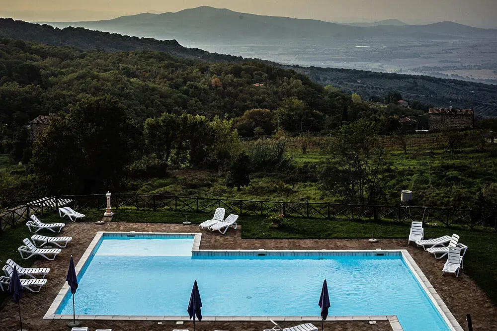 Residence Il Ciliegio — The center is situated high in the Maremman hills of Roccatederighi, offering expansive and beautiful views of the surrounding Tuscan landscape. The atmosphere is one of serene Italian countryside, combining rustic charm with natural beauty.