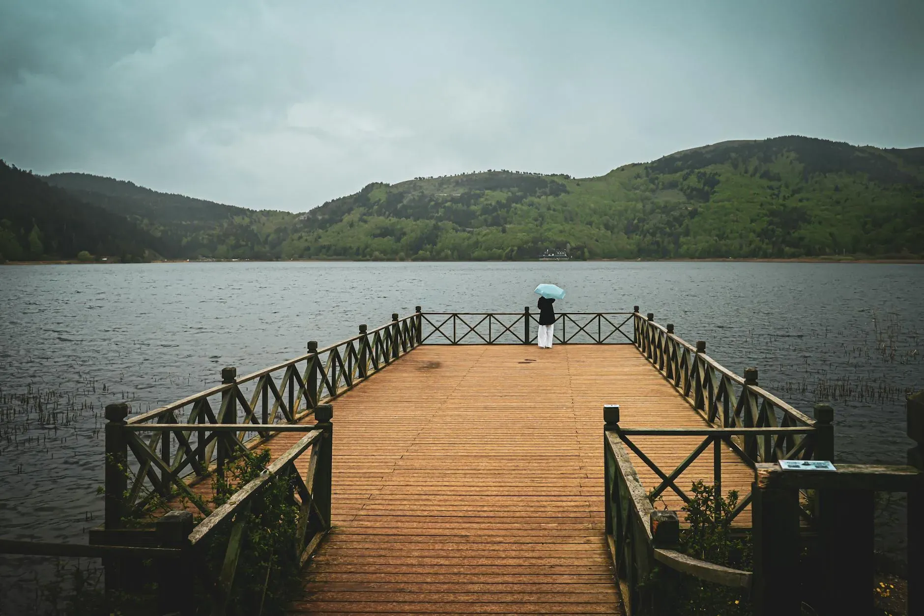 Ritmo da Terra — The center is situated within picturesque hills, offering a tranquil natural environment. The presence of a private lake and a pool suggests ample opportunities for relaxation and connection with the outdoors. The overall atmosphere appears to be one of peaceful immersion in the landscape.