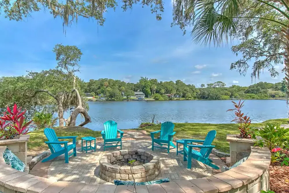 Riverview, FL — This retreat is set in Riverview, Florida, offering a serene escape with stunning views of the river. The atmosphere is designed for luxury and tranquility, providing a peaceful backdrop for relaxation and inner work.