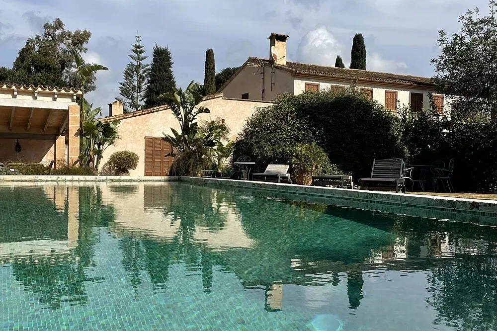 Sanau Retreats — Sanau Retreats is situated on the beautiful island of Mallorca, surrounded by natural landscapes. The finca itself exudes an authentic Mallorcan charm, with its architecture and grounds blending seamlessly into the local environment. The atmosphere is one of peaceful seclusion, where the sounds of nature prevail and the air is filled with the scent of gardens.