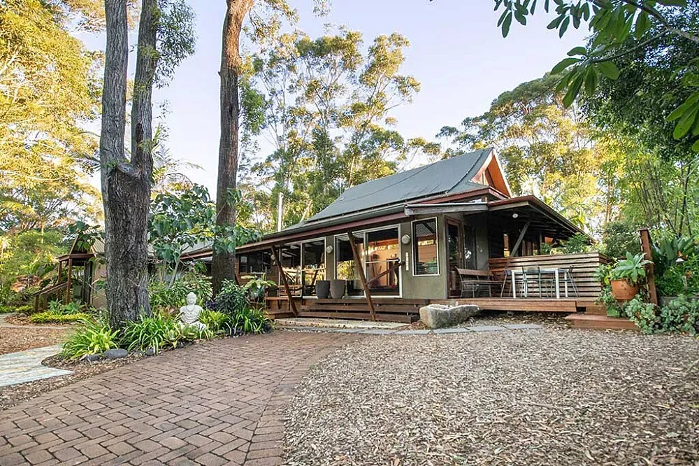 Sangsurya Retreat Centre — The center is set in the peaceful hinterland of Byron Bay, offering a natural and environmentally-friendly sanctuary. The atmosphere is designed to be conducive to self-reflection and personal growth, surrounded by the calming influence of nature.