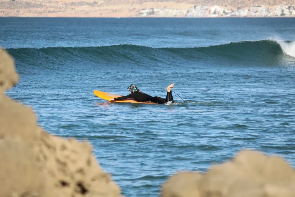 Shaka Surf Morocco House — Located in the lively village of Tamraght, the house is just a 15-minute walk from the beach, making it easy to catch some waves or simply enjoy the coastal atmosphere. Local shops and cafes are a mere 7-minute stroll away, offering convenience and a taste of local life. The property boasts ocean and mountain views, providing a picturesque backdrop to your stay.