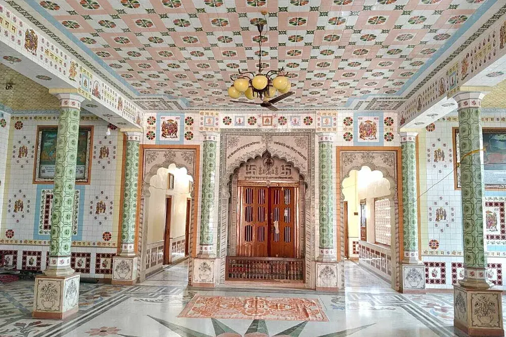 Shree Guru Vashishth Kund — The setting is deeply historical and spiritual, rooted in the ancient city of Ayodhya. While specific details about the surrounding landscape are not provided, the presence of the Vashishtha Kund, the source of the Sarayu River, suggests a connection to natural elements and a tranquil, contemplative atmosphere.