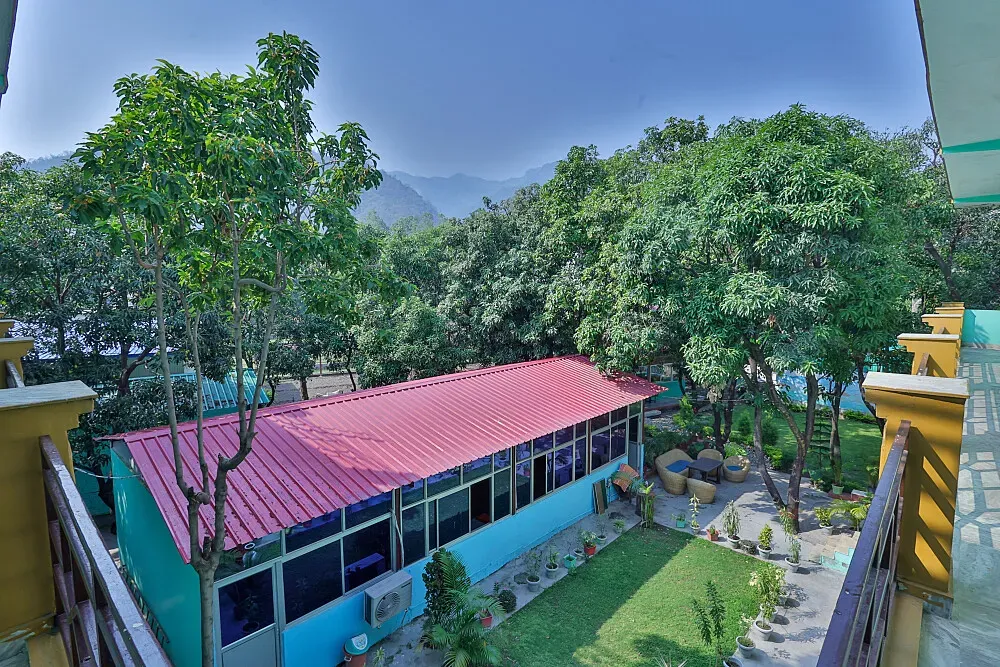 Soham Retreat — Located in the spiritual hub of Rishikesh, Soham Retreat provides a peaceful environment conducive to introspection and healing. The atmosphere is designed to be supportive and calming, allowing guests to fully immerse themselves in their practice away from the distractions of daily life.