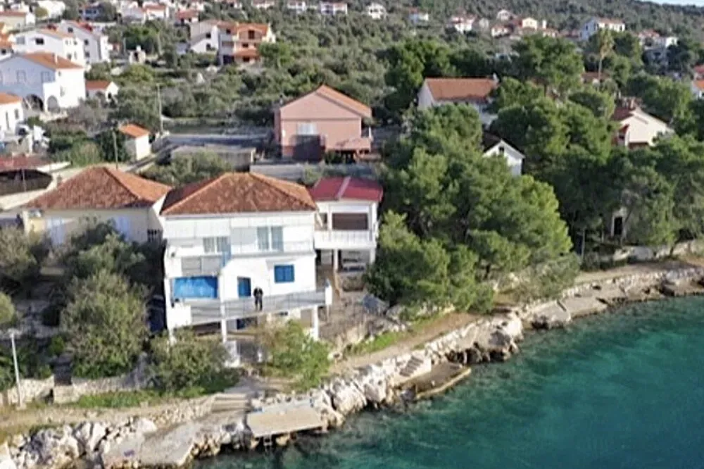 Sub-Art Yoga — Sub-Art Yoga is situated directly on the clear, calm waters of Ražanj, a peaceful coastal region. The atmosphere is one of quiet retreat, with the natural beauty of the Adriatic Sea providing a constant backdrop for relaxation and reflection.