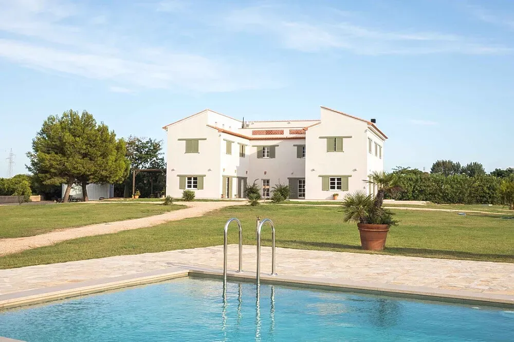 suniai oliva — The center is set amidst the natural beauty of Valencia, with extensive outdoor areas including gardens, a serene pond, and walking paths that meander through olive and orange groves. This natural environment provides a peaceful backdrop for relaxation and reflection, with plenty of year-round gathering spots.