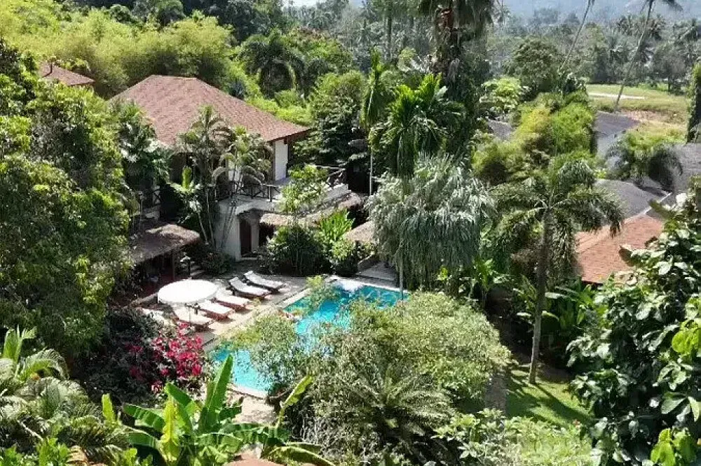 Sunrise Studio, Koh Samui — Ko Samui, known for its pristine beaches and lush tropical landscapes, provides a naturally peaceful and inspiring environment. The studio itself is designed to complement this tranquility, offering a serene space conducive to both creative work and relaxation.