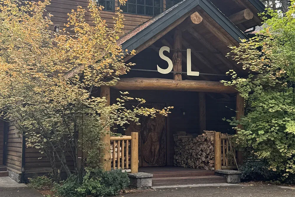 Suttle Lodge — Suttle Lodge is situated directly on the picturesque Suttle Lake, enveloped by the vast and verdant Deschutes National Forest. The landscape is characterized by towering pines, clear waters, and fresh mountain air, creating an idyllic and peaceful environment well suited to unwinding and connecting with nature.