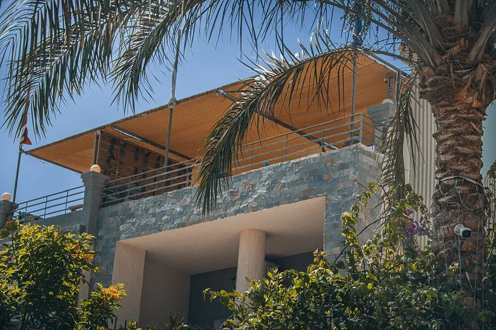 Swiss Royal Dahab — Nestled between the rugged hills of the Red Sea and the sparkling Gulf of Aqaba, Swiss Royal Dahab offers a serene coastal atmosphere. The location provides stunning panoramic views of both the sea and the dramatic Sinai Mountains, creating a naturally inspiring and peaceful environment for guests.