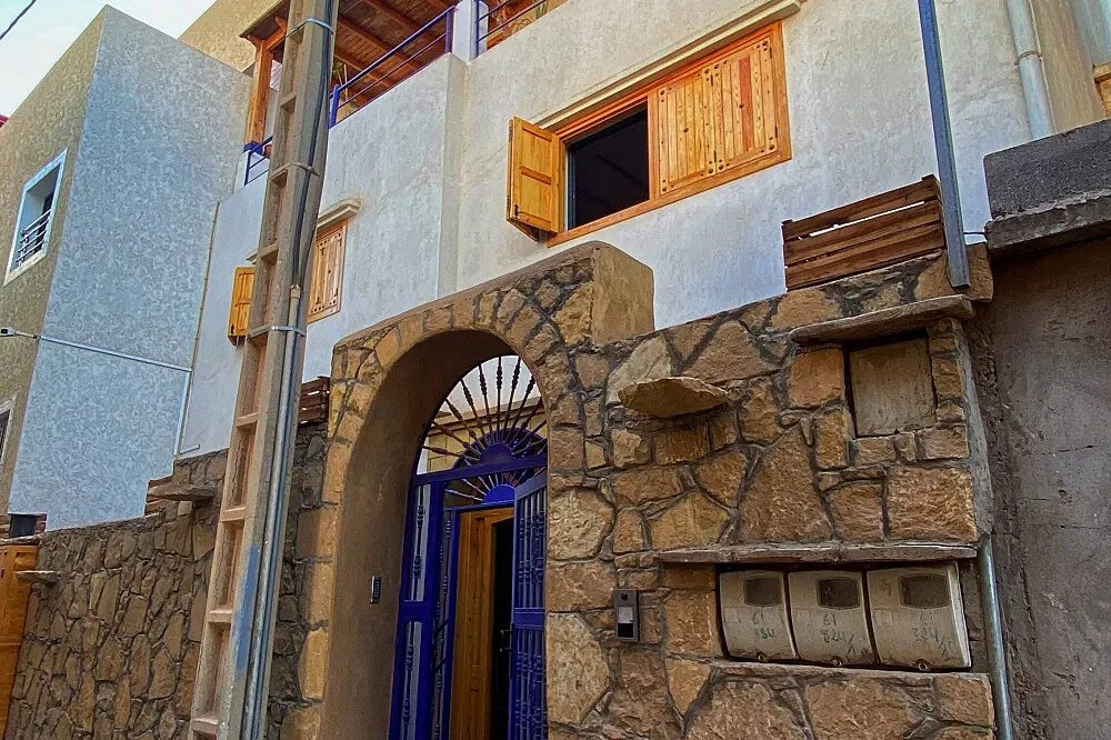 TAMRAZEN RETREAT — Located in the laid-back surf village of Tamraght, Morocco, the retreat offers a coastal setting with golden beaches well suited to surfing. The atmosphere is relaxed and inviting, providing a genuine immersion into local Berber life.