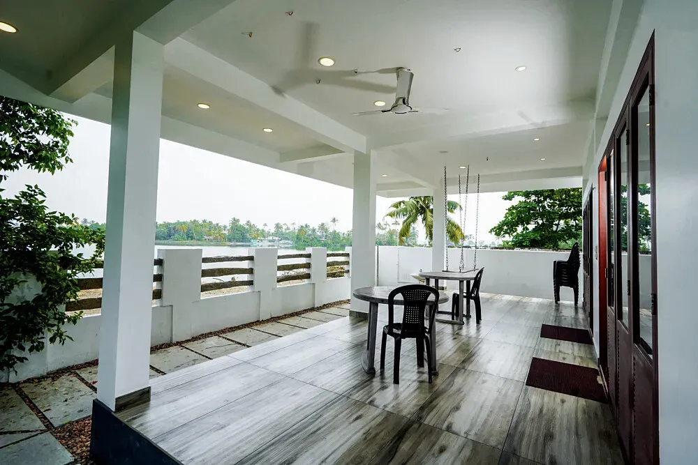 The Barefoot Retreat — Situated directly on the beach in Vypin, Kochi, the center boasts a tranquil coastal atmosphere. The sound of the waves is a constant companion, creating a naturally calming environment well suited to unwinding and introspection. The surrounding area is known for its natural beauty, offering a sense of seclusion while still being accessible.