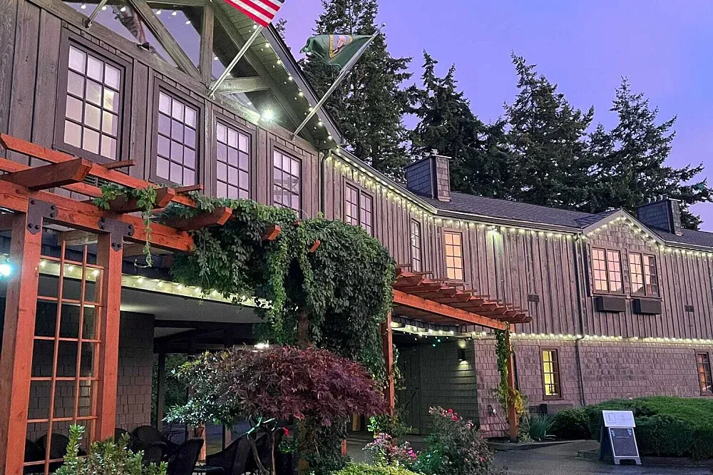 The La Conner Inn — The La Conner Inn is situated in the heart of downtown La Conner, right beside the scenic Swinomish Channel. This location places guests within easy walking distance of the town's unique shops, art galleries, and museums. The surrounding area is known for its natural beauty, including the famous Skagit Valley tulips and daffodils, making it a picturesque destination.