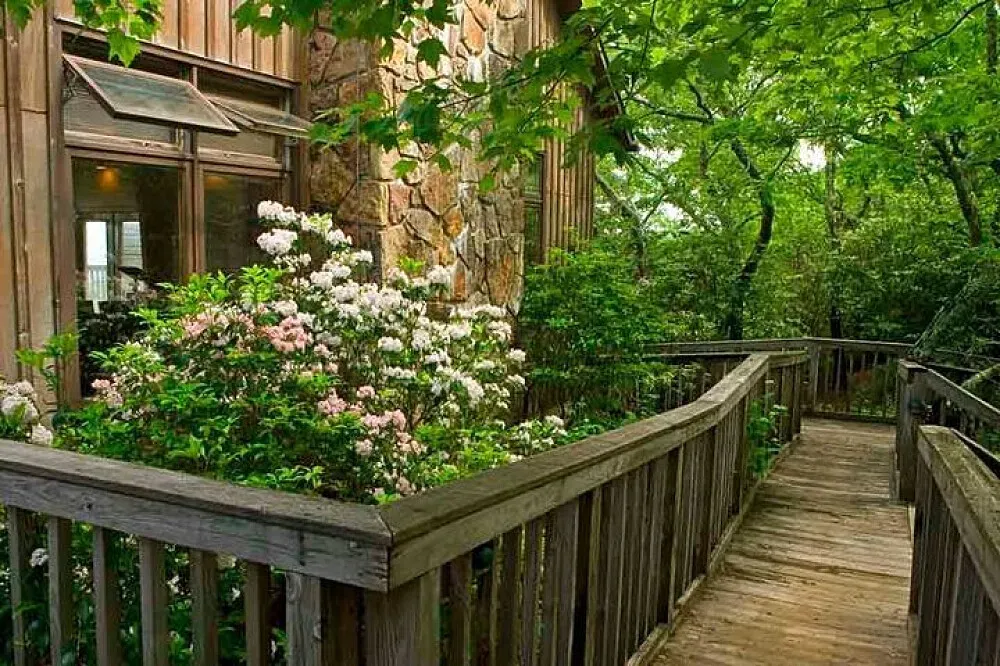 The Mountain Retreat & Learning Center — The center is situated on a striking granite outcropping, providing breathtaking views high above the expansive Nantahala National Forest. This elevated position creates a sense of seclusion and immersion in the natural landscape, with the surrounding forest offering a tranquil and inspiring atmosphere.