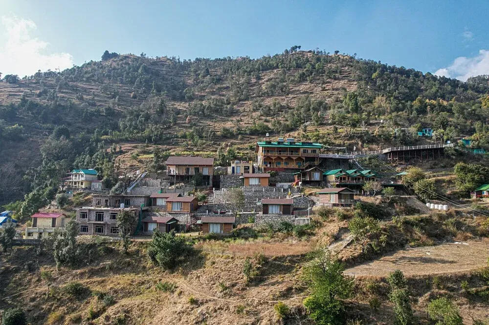 The Slow House — Perched amidst the serene mountains of Pangoot, The Slow House provides a tranquil escape. The natural surroundings are a key part of the experience, inviting guests to immerse themselves in the quiet beauty of the landscape and find calm away from urban distractions.
