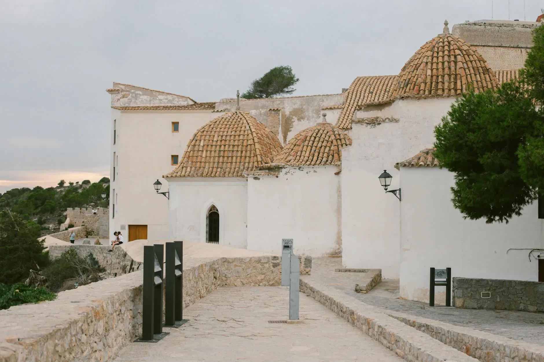 Tierra Iris — The center is located amidst the natural beauty of Ibiza, specifically positioned between the towns of San Rafael and San Antoni. This placement suggests a peaceful, rural atmosphere, away from the more developed coastal areas, allowing for immersion in the island's natural environment.