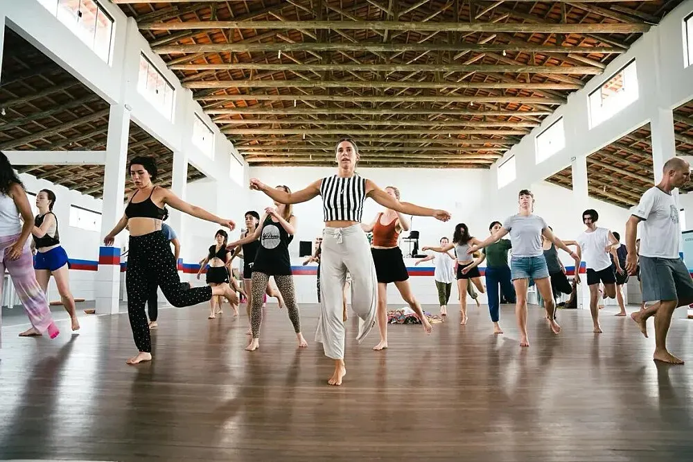 Toca Studio Vivo — set in Gamboa, the center is surrounded by a rich natural landscape, providing a serene and inspiring backdrop for creative and community activities. The environment encourages interaction with nature, making it an integral part of the retreat experience.