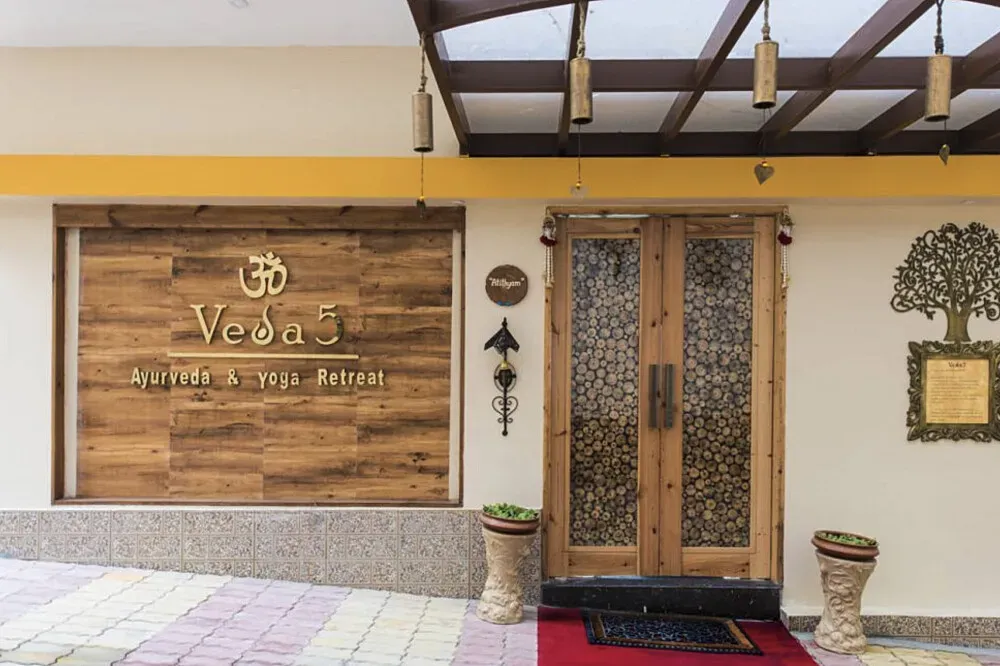 Veda 5 — set in the foothills of the Himalayas, Veda 5 provides a serene and tranquil atmosphere. The natural beauty of Rishikesh, with its lush landscapes and spiritual ambiance, contributes to a deeply calming and restorative environment, well suited to a wellness retreat.