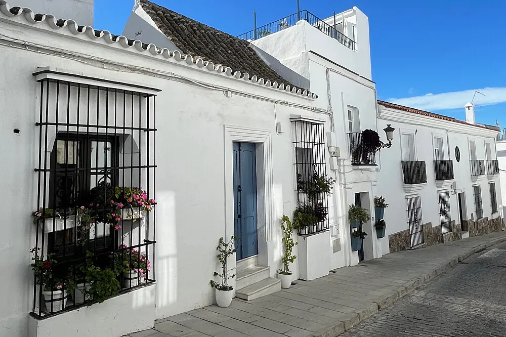 Victoria Seis Boutique Accommodation — Victoria Seis is situated in Cádiz, offering a quiet and relaxed atmosphere that fosters a sense of calm. The surroundings are designed to be free from crowds and noise, providing a peaceful backdrop for guests to unwind and focus on their personal journey.
