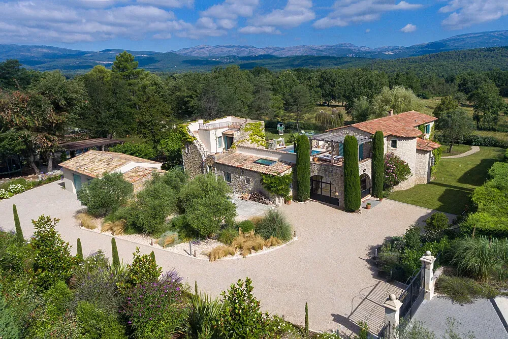 Villa Callian — The villa is situated in beautifully landscaped gardens, set between picturesque hills and ancient olive groves. This creates a private and peaceful atmosphere, well suited to quiet contemplation and enjoying the natural beauty of the Provençal countryside.