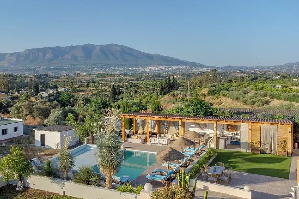 Villa Fahala — Villa Fahala is set between three authentic Spanish mountain villages, offering stunning views over a picturesque valley. Whitewashed villages dot the distant hills, creating a serene and quintessentially Andalusian atmosphere that encourages quiet reflection.