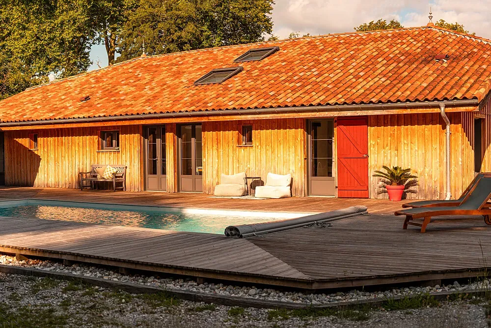 Villa Orgosse — Villa Orgosse is situated in Soustons, within the picturesque Landes region of France. The property spans over a hectare, providing a generous and open natural environment. This extensive land offers a sense of seclusion and tranquility, ideal for quiet contemplation and relaxation amidst the natural beauty of the area.