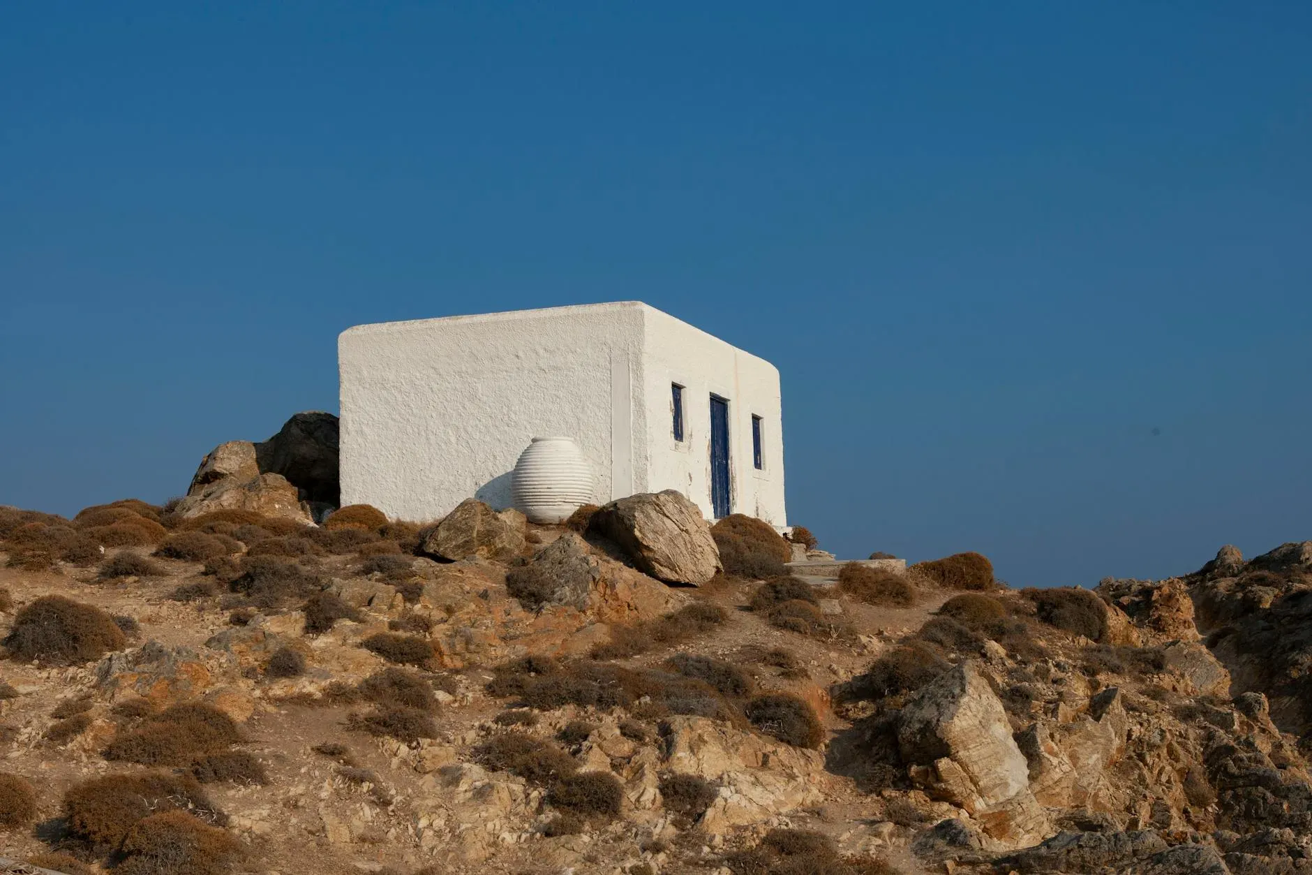 Villa St Astra — Perched above Finikas Bay on Ano Koufonisi, Villa St Astra boasts panoramic vistas of the island and the sparkling Aegean. The view extends to the uninhabited, historically significant island of Keros, adding a layer of mystique to the already serene landscape. The surroundings are characterized by quiet beauty, inviting contemplation and relaxation.