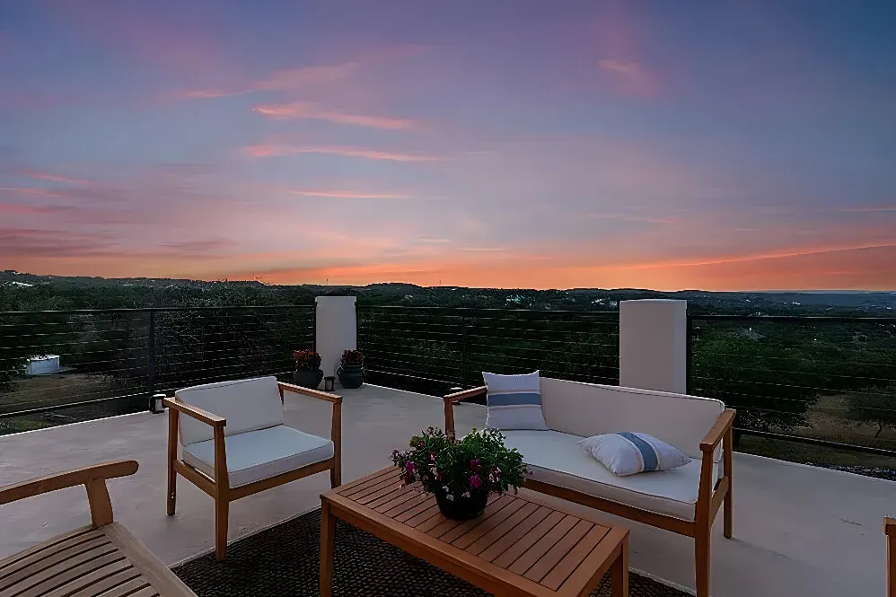 WellBnb® California Gold Rush — The retreat is situated in the picturesque Sierra Nevada, surrounded by the gentle undulations of rolling hills and active cattle ranches. This landscape evokes the peaceful, expansive beauty of California's Gold Country, offering a quiet and natural environment for guests to enjoy.