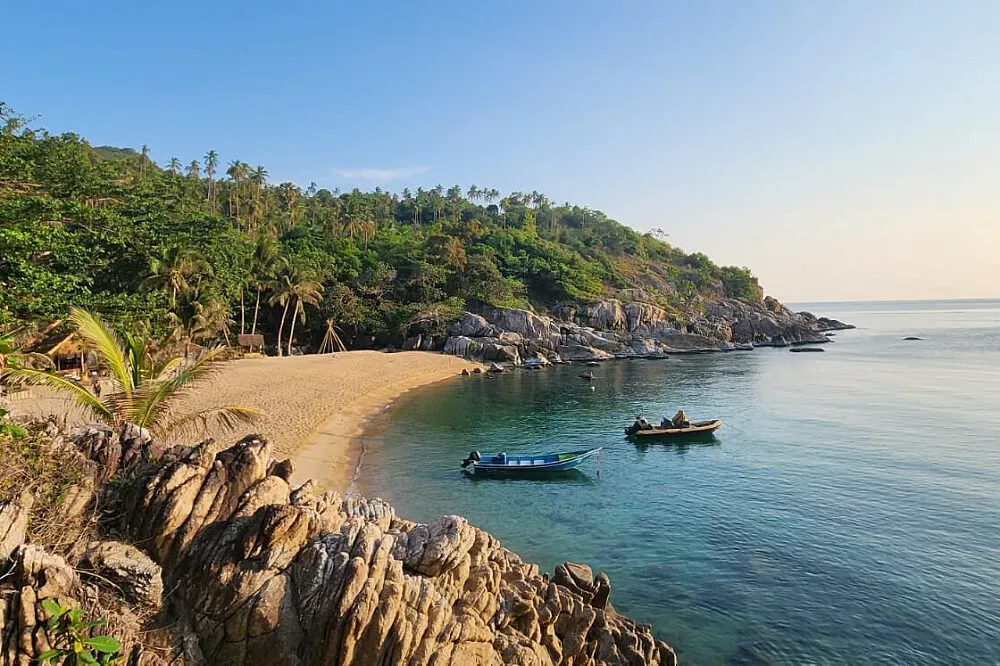 Whynam beach — The resort is set in a serene cove on Koh Phangan, offering a peaceful environment surrounded by natural beauty. The atmosphere is calm and conducive to both relaxation and focused work, with the sounds of the ocean providing a constant backdrop.