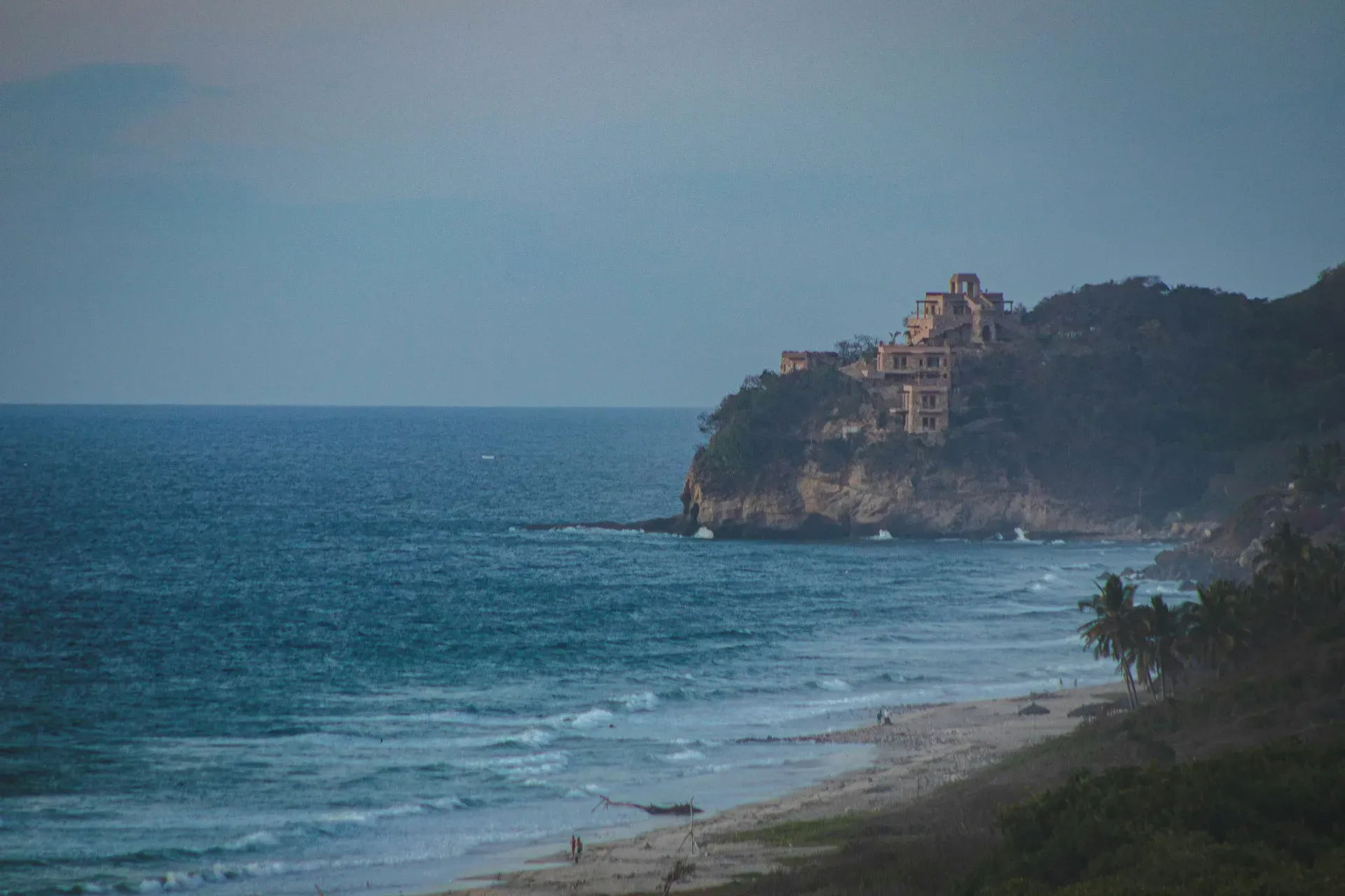Yandara Yoga — The retreat is situated in a captivating location where the desert landscape seamlessly transitions into the sea. This unique environment offers expansive sandy beaches for relaxation and meditation, alongside opportunities for invigorating hikes with breathtaking views. A saltwater pool provides a refreshing oasis amidst the natural beauty.