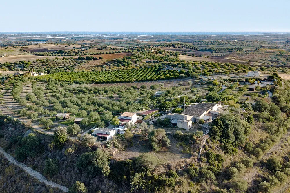 ZenSicily — Perched on a hill, ZenSicily boasts stunning views from every angle, surrounded by vegetable gardens and an aromatic labyrinth. Numerous relaxing areas with garden furniture invite guests to fully immerse themselves in nature, finding quiet spots for contemplation and rest.