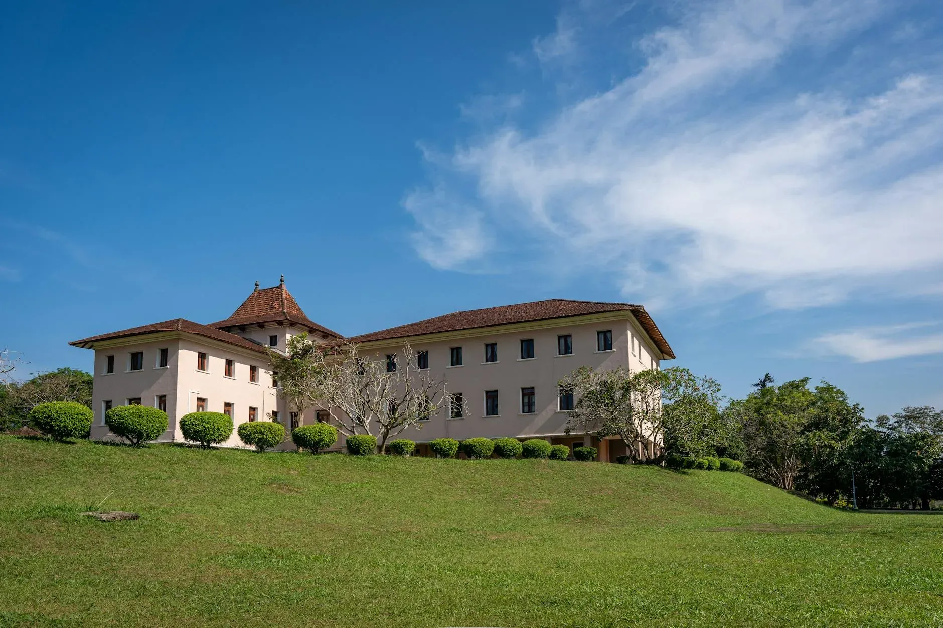 Dhamma Arana &#8211; Dhamma.org — Information about the specific landscape and atmosphere surrounding Dhamma Arana in Wellawaya is not available. The focus is primarily on the meditation practice itself.