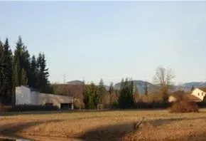 Dhamma Kuñja — The center is situated on 50 acres of rural land in western Washington, providing a quiet and natural environment conducive to meditation. The atmosphere is one of peaceful seclusion, ideal for deep introspection.