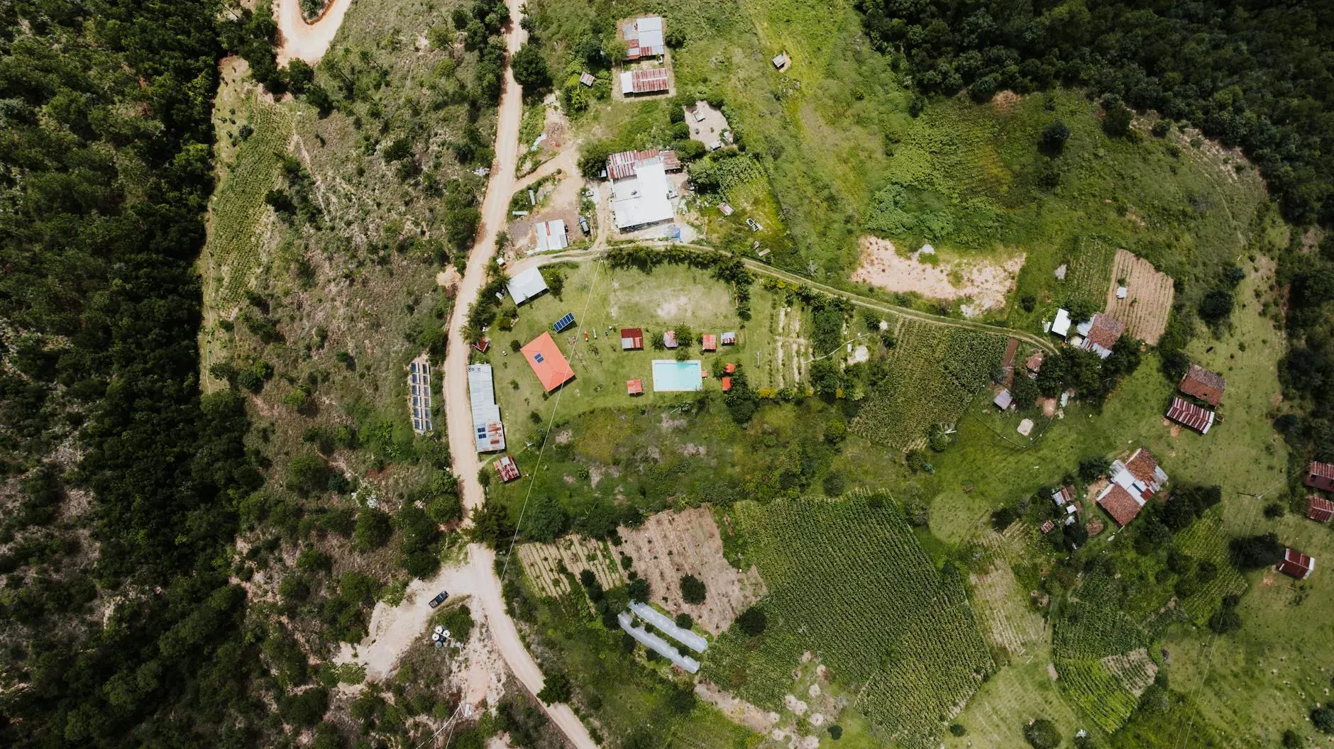 Dhamma Makaranda — The center is situated in the highlands of central Mexico, close to the charming colonial town of Valle de Bravo. This area is known for its large lake and scenic beauty, providing a tranquil backdrop for meditation practice.