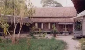 Dhamma Maṇḍapa — Located within the serene compound of a monastery, Dhamma Maṇḍapa offers a peaceful environment despite its urban setting near Mandalay University. This unique placement allows for easy access while still providing a dedicated space for meditation practice.