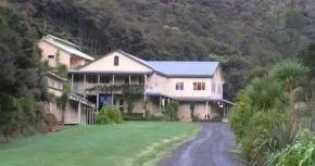 Dhamma Medini — The center is situated in the Makarau valley, a picturesque landscape north of Kaukapakapa. Its 137 acres are characterized by grassy valleys and extensive native bush, creating a natural, secluded environment. The presence of native birds adds to the tranquil atmosphere, making it an ideal location for quiet contemplation and connection with nature.