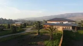Dhamma Pamoda — The center is nestled on a 42-dunam property, surrounded by the natural beauty of date palm plantations and a nature reserve. Its location near the Sea of Galilee and the Jordan River provides a peaceful and pastoral environment, ideal for quiet reflection.
